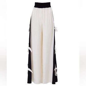 High waisted wide legged palazzo pant. Made in Moldova
Artisanal
Vegan